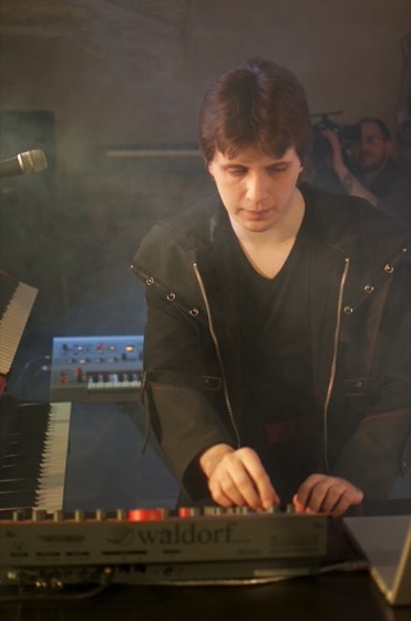 Playing the Waldorf synthesizer